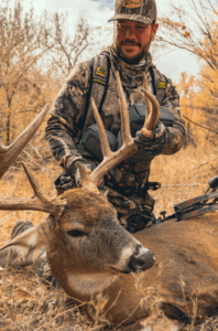 Un chasseur pose avec un chevreuil